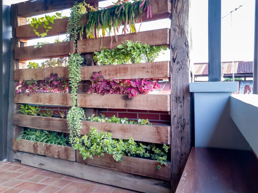 como-fazer-horta-vertical-pallet-madeira-exemplo-montar